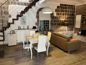 Χώρος καθιστικού στο DOMUS TUSCIA APARTMENTS San Faustino guesthouse +15 φωτογραφίες