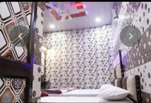 1 dormitorio con cama y pared con estampados en Hotel Pari, en Jalandhar