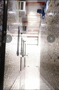 widok na korytarz w łazience w obiekcie Hotel Pari w mieście Dźalandhar