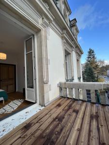 una puerta abierta en una casa con terraza de madera en L'aristide en Épinal