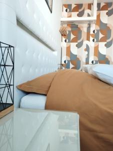 ein Schlafzimmer mit einem Bett mit einer orangefarbenen Bettdecke in der Unterkunft Sweetnest by home in Waterloo