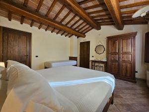 A bed or beds in a room at La Fonte Di Montebuono