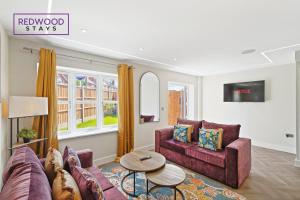 Sala de estar con 2 sofás y mesa en BRAND NEW! Modern Houses For Contractors & Families with FREE PARKING, FREE WiFi & Netflix By REDWOOD STAYS en Farnborough