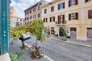 una bicicletta parcheggiata accanto a un albero su una strada di Super appartamento nel cuore del Pigneto a Roma