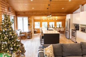 una sala de estar con un árbol de Navidad en una casa en Waterfront private cottage on Koshlong Lake, en Haliburton