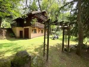 a small house in the middle of a yard at LE GRIZZLY Chalet en bois avec SPA Jacuzzi in La Bresse +46 photos