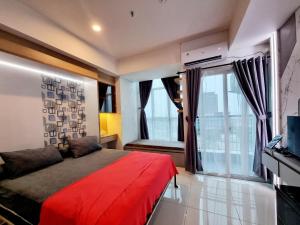 DadapApt Roseville Soho and suite studio w/ wifi & pool的卧室里有一张红床和一扇大窗户