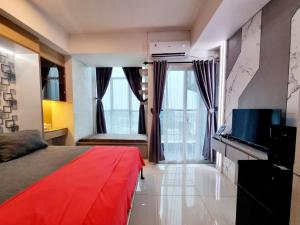 DadapApt Roseville Soho and suite studio w/ wifi & pool的酒店客房设有一张床、一台电视和窗户。 更多17张照片