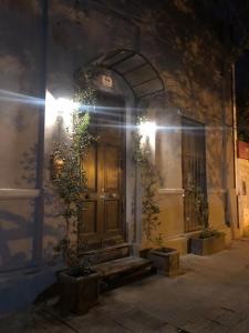 una puerta delantera de un edificio por la noche en Petit Deluxe Salta en Salta