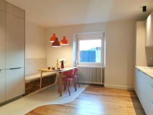 a kitchen with a table and chairs and a window at Entre Ville et Vignes - Gite classé 3 étoiles in Ingersheim