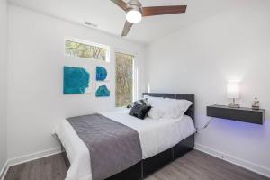 Un dormitorio blanco con una cama y un ventilador de techo. en New Home!!! Minutes from Downtown, Duke & Hospital, en Durham 32 fotos más