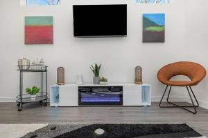 sala de estar con TV y silla en New Home!!! Minutes from Downtown, Duke & Hospital, en Durham