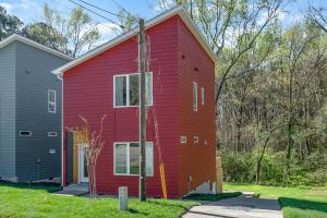 una casa roja con una casa gris en New Home!!! Minutes from Downtown, Duke & Hospital, en Durham