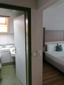 Postel nebo postele na pokoji v ubytování Hotel Garni Tannleger B&B