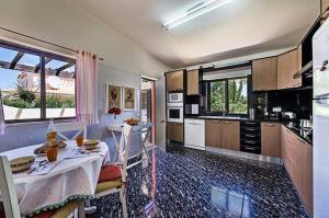 uma cozinha com uma mesa e uma sala de jantar em Amazing 3 bedroom Villa in Carvoeiro! em Carvoeiro