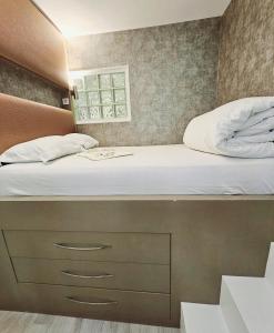 - un grand lit dans une chambre avec tiroir dans l'établissement Home in Paris - Beautiful Flat near Orsay, Rodin, Eiffel Tower, à Paris
