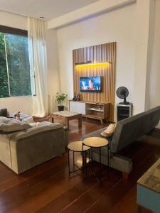 Телевизор и/или развлекательный центр в Amplo apartamento com vista incrível