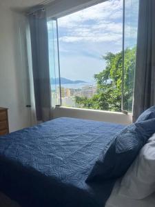 Кровать или кровати в номере Amplo apartamento com vista incrível