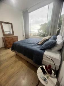 Кровать или кровати в номере Amplo apartamento com vista incrível