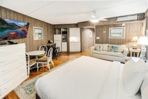 um quarto com uma cama e uma sala de estar em 2nd Floor Oceanfront King Room Tower em Pawleys Island