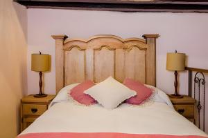 a bedroom with a large bed with two lamps at AC Loft studio gran ubicación en el centro in Querétaro