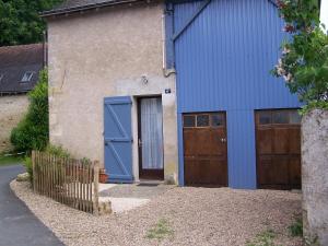a building with a blue door and a fence at la maisonnette du peu-morier in Vouvray