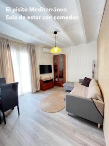 - un salon avec un canapé et une télévision dans l'établissement El pisito mediterráneo, à Melilla