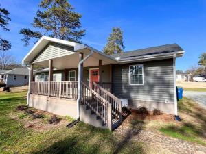 uma pequena casa com um alpendre e uma entrada em Urban Oasis w/ King Bed – 3 BR Near Duke & DT em Durham