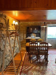 uma cozinha com mesa e cadeiras num quarto em Casa dos Limões em Arcos de Valdevez
