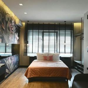 una camera con un grande letto e una grande finestra di Avenue Luxury Apartments a Alexandroupoli