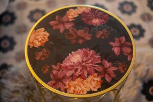 een kom gevuld met bloemen op een tafel bij Luxury Rosetti 24 in Novelda