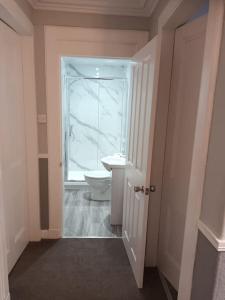 un baño vacío con aseo y ventana en 4 bedroom / 2 bathroom house in desirable area. en Dundee