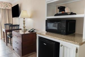 cocina con microondas en una encimera con mesa en Plush Oceeanfront Room 4th Flr, en Pawleys Island