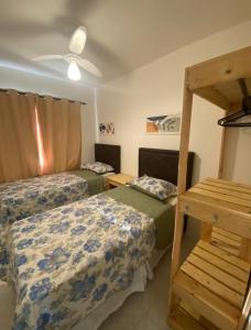 1 dormitorio con 2 camas y 1 litera en Aconchegante e bem localizado, en Salvador