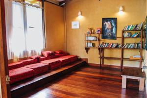 a living room with a red couch and a window at Canto del Río Lodge in Tarapoto