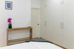 Zimmer mit weißen Wänden und einem weißen Schrank in der Unterkunft Casa Valencia 5 in Santa Elena