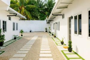 a courtyard of a white building with potted plants at Casa Valencia 5 in Santa Elena