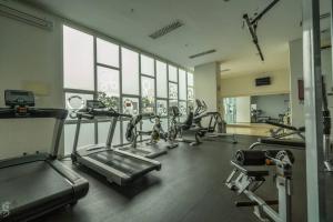 um ginásio com uma fila de passadeiras e máquinas em Luxury & comfy studio in central Jakarta, SCBD em Jakarta