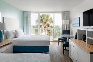Tides Folly Beach, Charleston's Oceanfront Hotel客房内的一张或多张床位