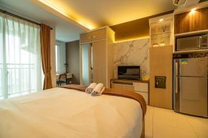 um quarto com uma cama com duas toalhas em Luxury & comfy studio in central Jakarta, SCBD em Jakarta
