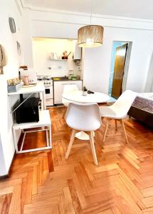 cocina y sala de estar con mesa y sillas en Rent Ibera Nuñez en Buenos Aires