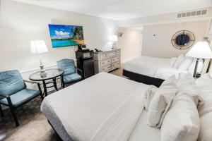Una habitación de hotel con dos camas y una mesa y sillas. en More Fun Oceanfront Room 7th Flr, en Pawleys Island