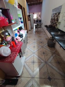 uma cozinha com piso em azulejo e uma bancada em Recanto dunas em Tutóia
