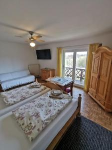 ein Wohnzimmer mit 2 Betten und einem Fenster in der Unterkunft Ferienhaus Josefine in Bad Endorf