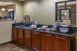 een aanrecht met kommen eten erop bij Comfort Inn Greensboro - Kernersville in Greensboro