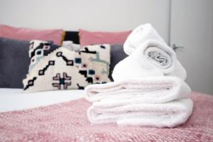 sterta ręczników na łóżku w obiekcie Church Road Cardiff FREE parking w Cardiff