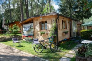 una bicicleta estacionada frente a una casa pequeña en Yes we camp! Cevedale en Ossana