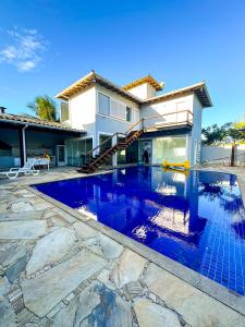 - une piscine en face d'une maison dans l'établissement Pousada Mansão Triplex Jolly, à Búzios