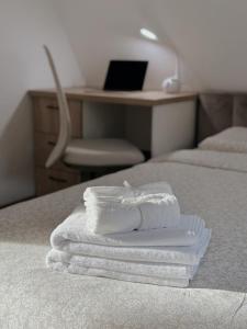 Ein Bett oder Betten in einem Zimmer der Unterkunft VECHI Pasul Palma Village-Palma Alpin