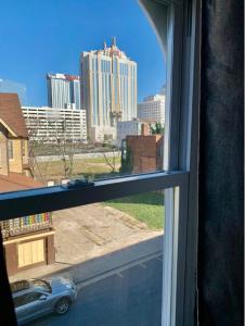 una finestra con vista sullo skyline della città di Beach Boardwalk 5 mins walk, 1 bedroom Apt in Atlantic City! ad Atlantic City